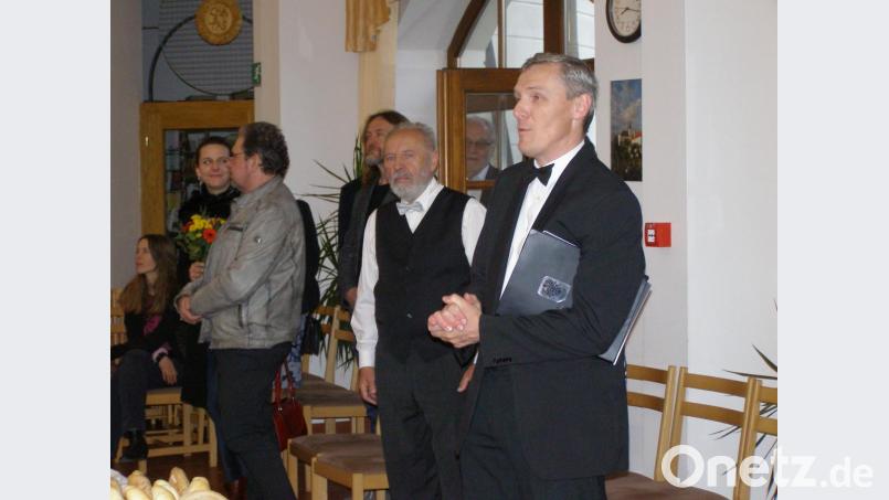 Von rechts Vít Martinásek, der Vorsitzende des Chores Rastislav, zusammen mit seinem Vater Jaroslav Martinásek bei der kurzen Ansprache nach dem Konzert. Bild: pz
