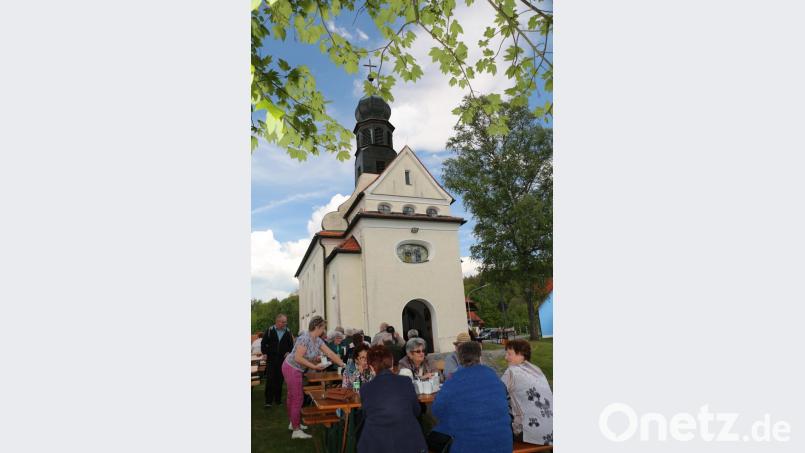Nach der Maiandacht machen es sich die Gläubigen vor der idyllisch gelegenen Filialkirche bei Kaffee und Kuchen gemütlich. Bild: rpp