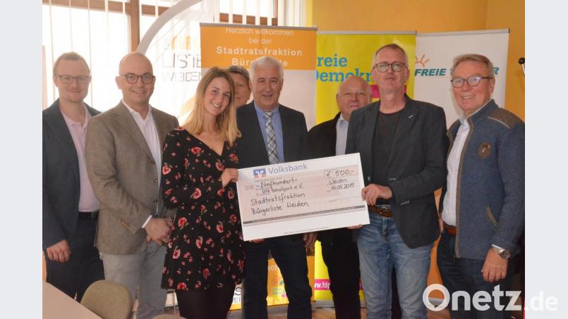 Weidener Stadträte übergeben für die Reha-Sportgruppe eine Spende über 500 Euro. Bild: Kunz