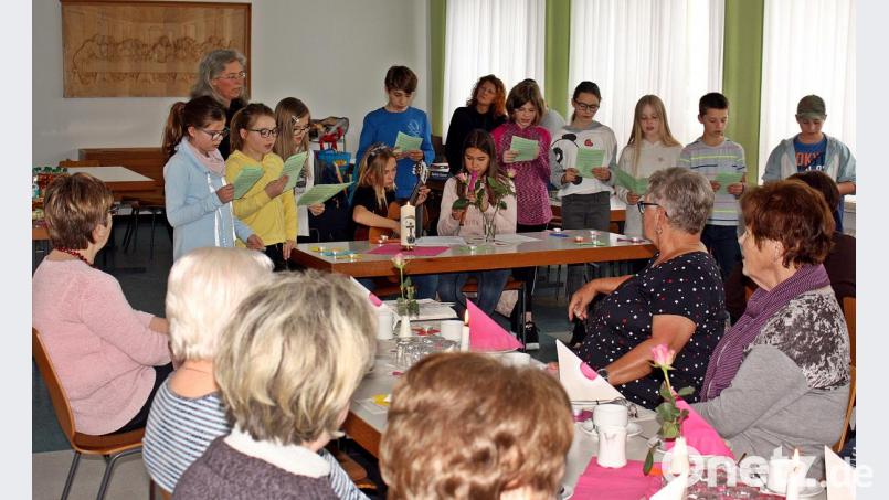 Senioren und Firmkinder treffen sich, singen gemeinsam und spielen nach dem Kaffeetrinken „Mensch ärgere dich nicht&quot;. Bild: R. Kreuzer