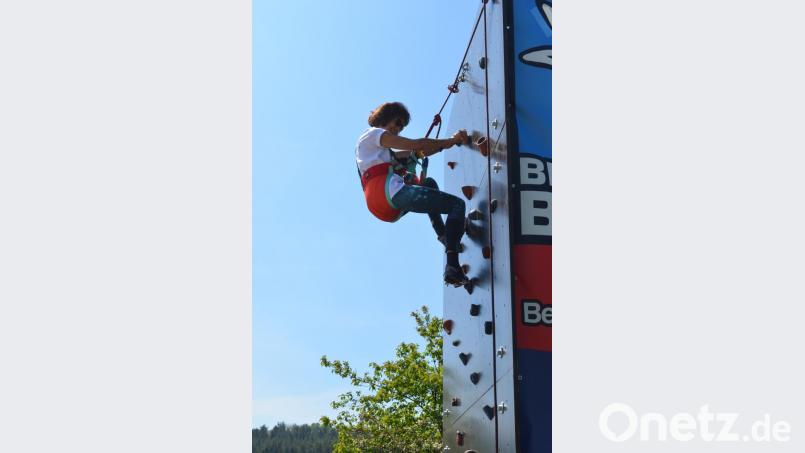 Dr. Gudrun Graf erklimmt die Kletterwand der Bergwacht. Bild: fz