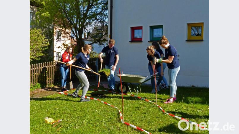 Erbendorf: Gruppe bei den Vorarbeiten für den Barfußpfad. Bild: exb