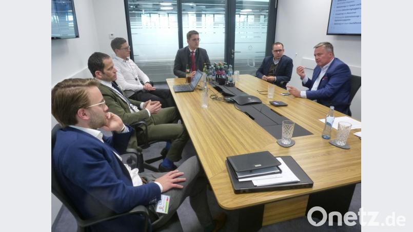 Austausch im Life-Cycle-Building: Christian Engel (rechts) mit Severin Hirmer (von links), Landtagsabgeordnetem Albert Rupprecht, Projektbetreuer Christian Kindl, Europakandidat Christian Doleschal und Christoph Hörl, Mitglied des Bundesvorstands der Jungen Union. Bild: bk