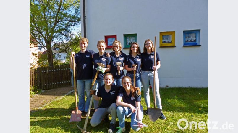 Die Erbendorfer Ministranten greifen zu Schaufeln und Spaten. Sie wollen beim Kindergarten St. Elisabeth und beim BRK-Altenheim Barfußpfade bauen und das Caritas-Seniorenheim mit einem Hochbeet beglücken. Bild: exb