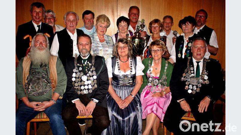Fünf neu proklamierte Könige kann der Schützenverein Heimatfreunde Mooslohe heuer ehren. Darüber freut sich Schützenmeister Hans Bergler (stehend, links). Bild: R. Kreuzer