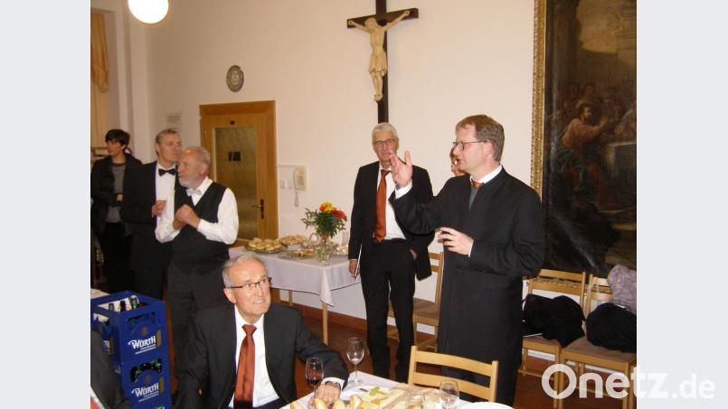 Kirchenmusikdirektor Andreas Sagstetter (stehend, rechts) beim Empfang nach dem Konzert bei seiner kurzen Rede. Bild: pz