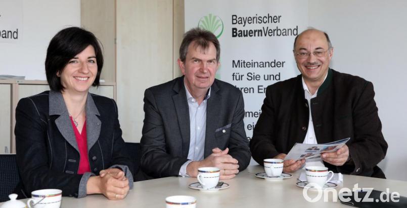 Kreisbäuerin Sabine Schindler, Kreisobmann Josef Irlbacher und BBV-Geschäftsführer Josef Wittmann (von links) sind von der EU überzeugt, haben aber einige Hausaufgaben für sie. Die Verbesserungsvorschläge betreffen nicht nur die Landwirtschaft. Bild: Gerhard Götz