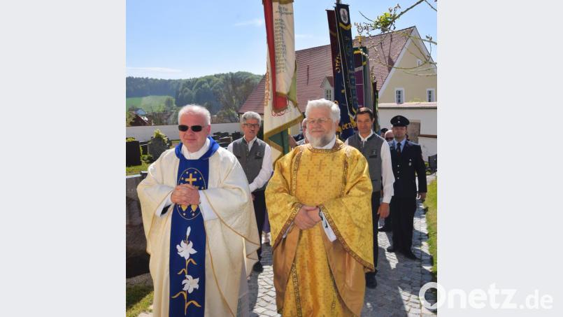 Mit den Fahnenabordnungen der Gemeinde zogen die beiden Geistlichen in die voll besetzte Pfarrkirche ein Bild: no