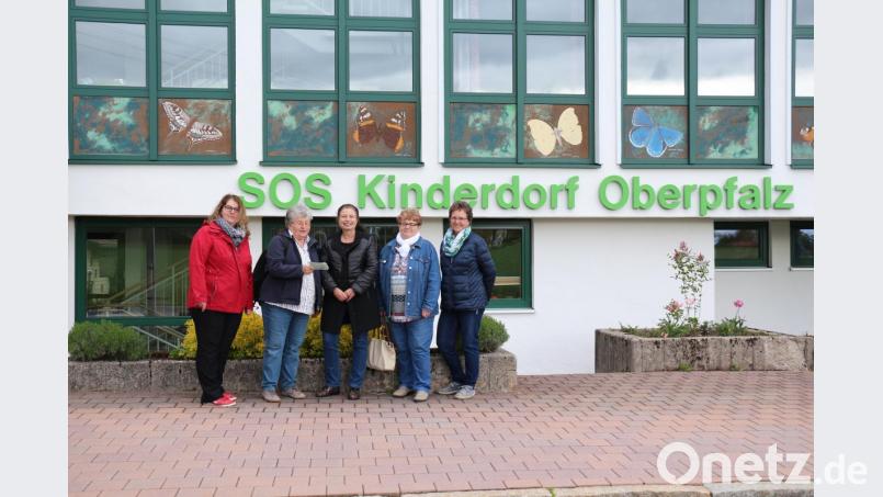 Einige Vertreterinnen des Katholischen Frauenbundes Kastl übergaben letzten Donnerstag 600 Euro an Frau Pscherer. Von links: Eva Hoffmann, Marga Kukla, Frau Adele Pscherer Bereichsleitung im SOS-Kinderdorf-Team, Wöhrl Zilla, Heining Maria. Bild: rpp