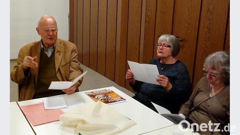 Pfarrer Richard Haas (links) erzählt den Frauen von Konstantin Tischendorf. Bild: R. Kreuzer