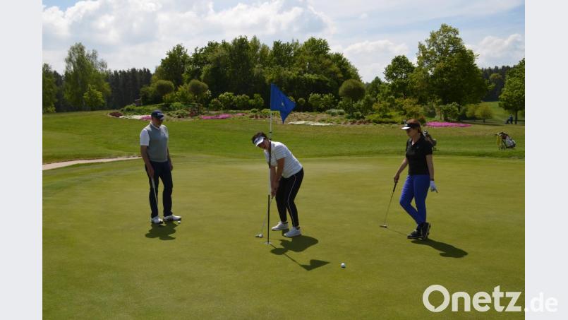 Einlochen aus kurzer Entfernung: Kein Problem für die Golferin. Bild: fz