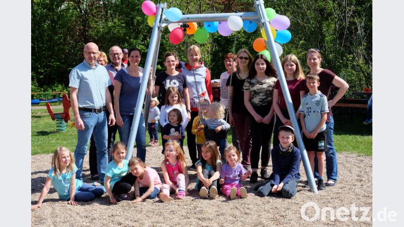 TÜV geprüft, stabil und ein tolles Teil für die Kleinen. Die neue Schaukel auf dem Spielplatz am Wassergraben kommt gut an. Die Mütter der Eltern-Kind-Gruppe sind stolz darauf, ein bleibendes Element mit dem Erlös des Kochbuchs geschaffen zu haben. Bild: wlr