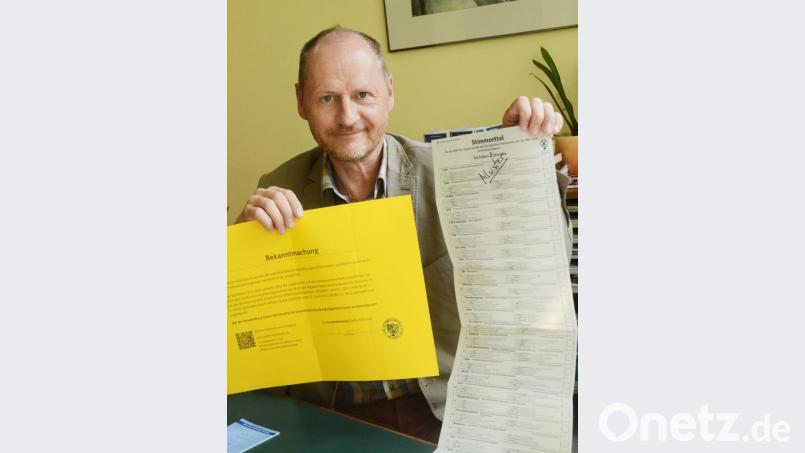 &quot;Sie haben 1 Stimme&quot; heißt es rechts auf dem Muster des Stimmzettels, das stellvertretender Stadtwahlleiter Reinhold Gailer in die Höhe hält. Bild: Gabi Schönberger