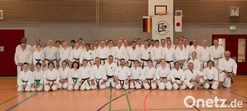 64 Teilenehmer treffen sich im Karate-Dojo des SV Altenstadt zum Jubiläumslehrgang mit Helmut Körber (knieend Siebter von links). Bild: adj