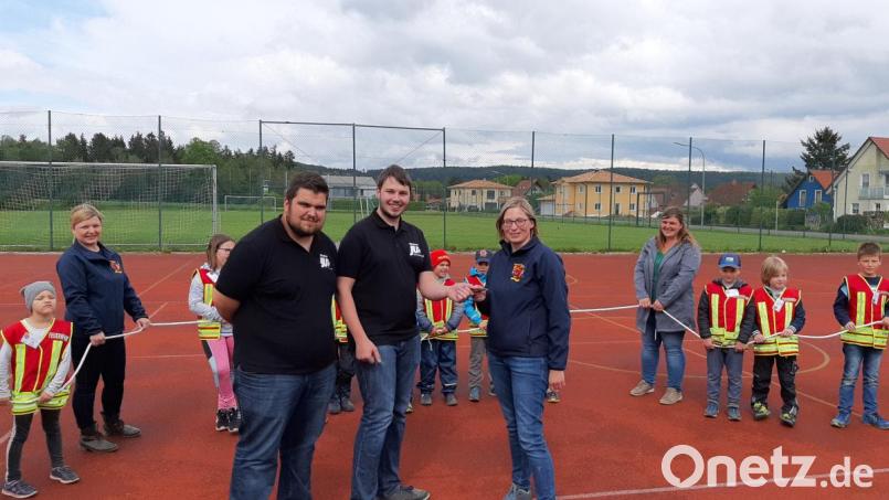 Stefan Popp und Michael Heser von der Immenreuther Jungen Union übergeben ihre Spende für die Feuerdrachen an Monika Prechtl. Bild: bkr