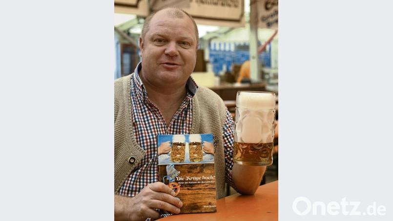 Simon Traub ist nicht nur ein perfekter Profi-Bierzelt-Ober, sondern auch ein erfolgreicher Buchautor. Bild: Petra Hartl