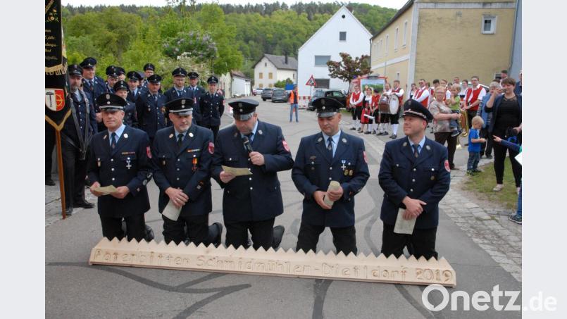 Zweiter Kommandant Mathias Huger, Kommandant Jürgen Ehrnsberger, Festleiter Thomas Birner, Zweiter Vorsitzender Florian Pirzer und Vorsitzender Christian Renghart (von links) von der Feuerwehr Schmidmühlen bitten in Dietldorf um die Patenschaft für ihr Jubiläum 2020. Bild: pop