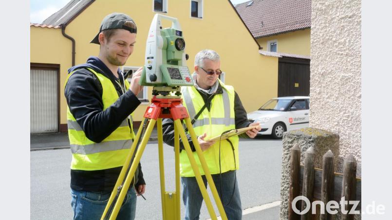 Tüfteln für die Bachelorarbeit: Geoinformationsstudent David Hofmeister (links) und sein Betreuer, Ingenieur Michael Kraus vom Amt für ländliche Entwicklung in Tirschenreuth, bereiten die unterirdische Tunnelvermessung vor. Bild: Gabi Schönberger