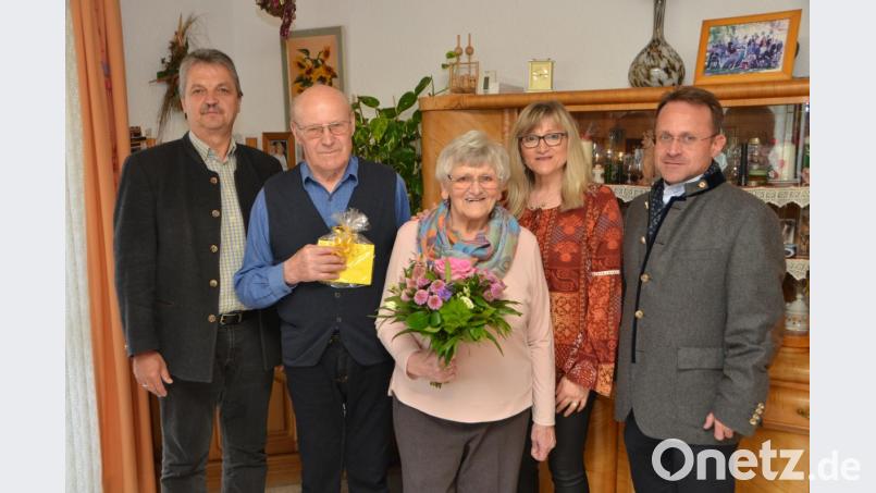 Zur diamantenen Hochzeit von Anneliese und Josef Eger kamen auch Dekan Alexander Hösl (rechts) und Bürgermeister Andreas Wutzlhofer (links) zum Gratulieren vorbei. Monika (Zweite von rechts), eine der Töchter, war ebenfalls mit von der Partie. Bild: dob