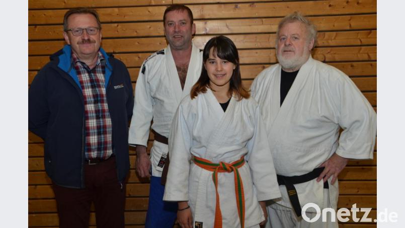 Die 13-jährige Verena Beimler erhielt am Rande ihrer Trainingseinheit Glückwünsche von Klaus Nigg, Bernd Koller und Rudi Pieleck (von links nach rechts) für ihre erfolgreiche Teilnahme an der Süddeutschen Judomeisterschaft in Pforzheim. Bild: dob