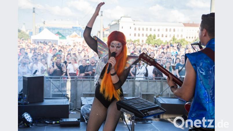 So richtig Vollgas geben möchte Frontfrau Žofie Dařbujanová mit ihrer Band "Mydy Rabycad" (Prag). Am frühen Samstagabend werden sie bei "Das Fest" in Pilsen auftreten. Bild: Deutsch-tschechischer Zukunftsfond/exb
