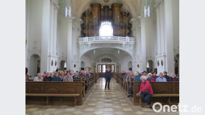 Georg Schäffner (im Mittelgang) wies die Senioren auf die Altäre und Heiligenfiguren in der prächtigen Basilika Gößweinstein hin. Bild: jzk