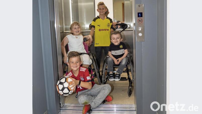 Emma (hinten links) und ihre ersten Gäste im Aufzug: Jetzt kann in Ursulapoppenricht barrierefrei gefeiert werden. Bild: Nicole Koller