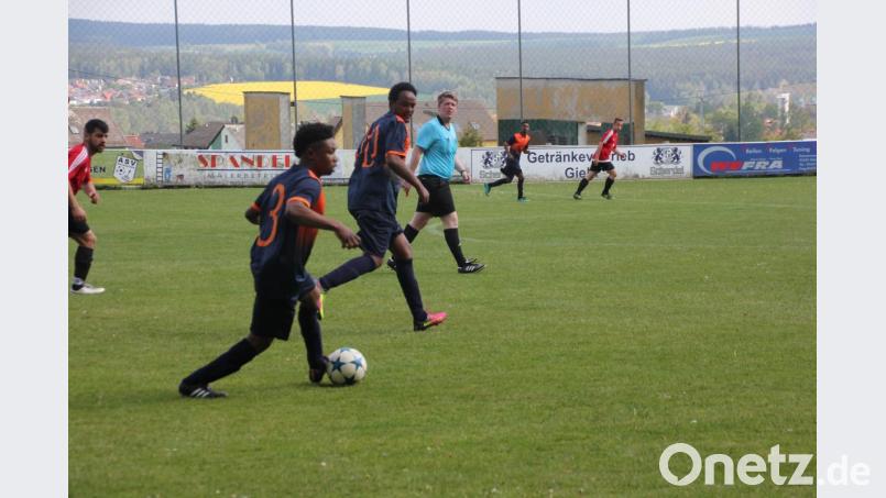 Am letzten Spieltag gelang der „Multikulti-Truppe“ des FSV Tirschenreuth ein klarer 5:2-Erfolg beim ASV Waldsassen II. Die „Perlen“ des FSV treiben das Spiel an. Bild: kro