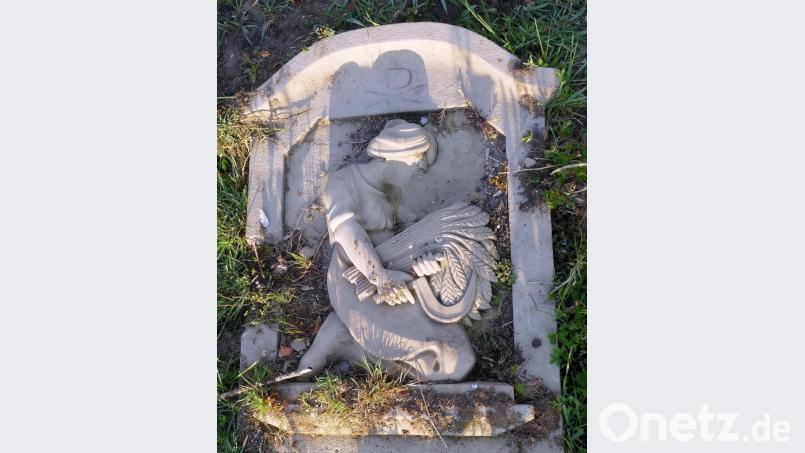 Eine Bäuerin bei der Ernte von Kornähren zeigt diese Bildhauerkunst in Sandstein. Über Jahrzehnte lag der Grabstein auf dem verfallenen Friedhof von Pappenberg. Nun steht er mit einem weiteren Stein vor der Kirchenruine. Bild: mor