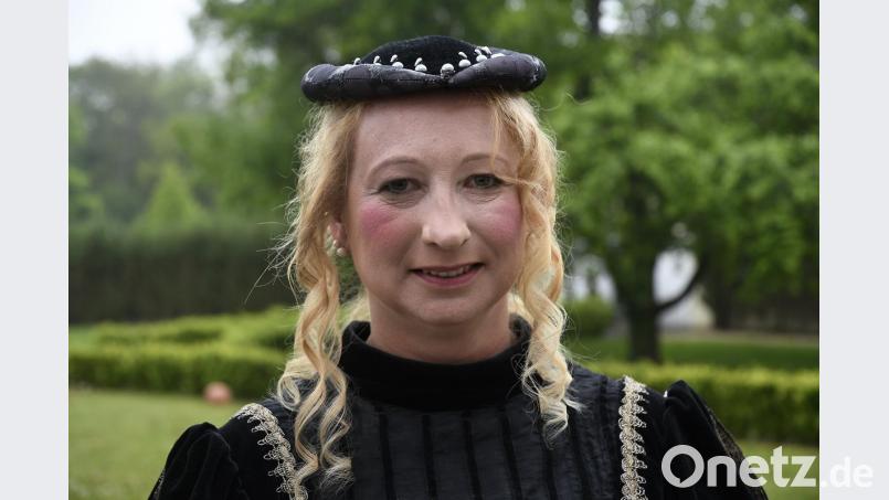 Karin Preißl aus Amberg spielt im Hofstaat der Königin mit. Bild: Petra Hartl