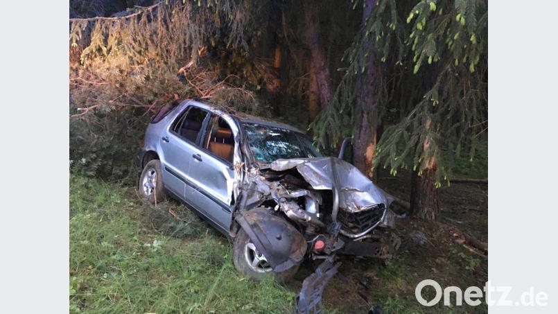 Das silbermetallic lackierte Auto des 64-Jährigen wird so stark demoliert, dass nicht sofort klar ist, um welche Marke und Typ es sich handelt. Bild: ihl