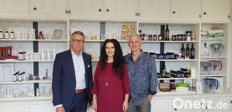 Bürgermeister Franz Stahl (links) gratulierte Marion Färber (Mitte) zu der Eröffnung ihres Naturkosmetik-Studios in den Räumen von Zinn Kraus Geschäftsführer Martin Zant (rechts). Bild: jss