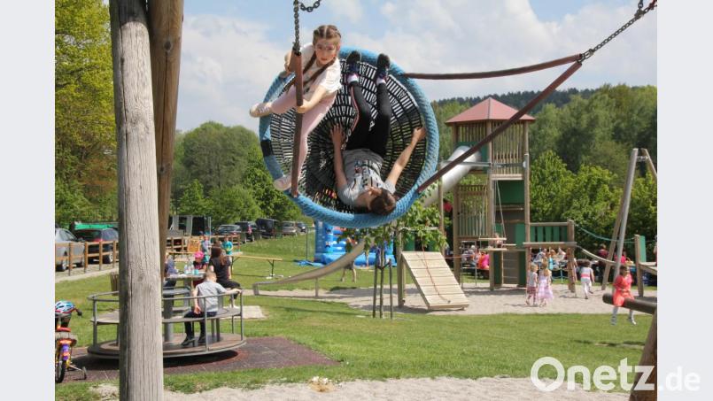 Beim Spielplatzfest der Jungen Union im Pfälzerweg kannte der Freizeitspaß keine Grenze. Für diese beiden Kinder ging es in der Vogelnestschaukel hoch hinaus. Bild: frd