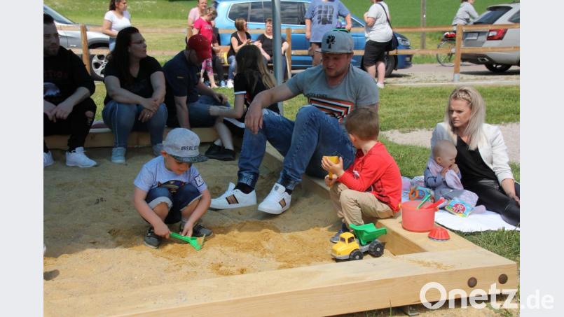 Unterstützt von den Erwachsenen gingen Buben und Mädchen im Sandkasten auf Schatzsuche. Bild: frd