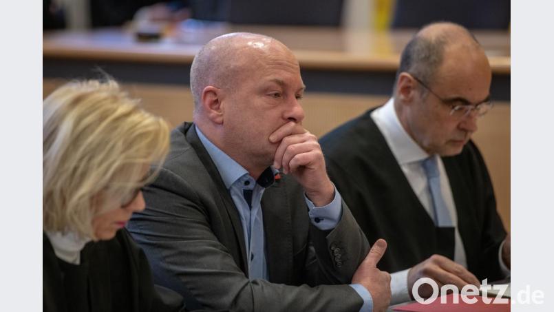 Joachim Wolbergs, suspendierter Regensburger Oberbürgermeister, im Verhandlungssaal zwischen seinen verteidigern Jutta Niggemeyer-Müller und Peter Witting. Archivbild: Armin Weigel/dpa