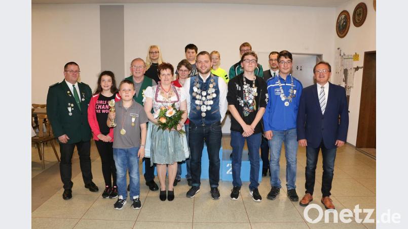 Bürgermeister Hans Donko (rechts) gratulierte mit Gauschützenmeister Wolfgang Schlicht (links) den neuen Königen und Rittern des Schützengaus Steinwald. Stefan Hein und Martina Krumholz, beide von 1898 Thumsenreuth, (vorne, Vierter und Fünfte von rechts), holten die begehrtesten Titel des Wettbewerbs. Sie wurden Gaukönig und Gauliesl. Bild: bsc