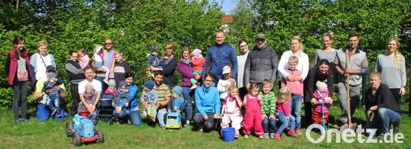 Viele fleißige Hände packen beim Frühjahrsputz im Garten der Kinderkrippe mit an - nicht nur zur Freude der Kinder. Bild: mez