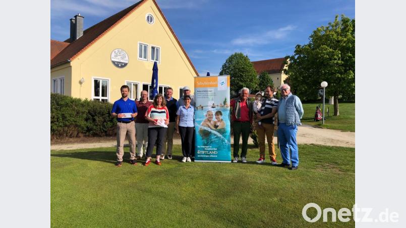 Die Sieger, von links Marian Ludwig, Wolfgang Beer, Sabine Hamisch, Andreas Kunz, Gerlinde Reisnecker, Dietmar Rausch, Arno Malte Uhlig, Tommy Hartung und Golfclub-Präsident Wolfgang Ries. Bild: exb