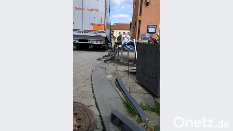 Beim Abbiegen vom Maximilianplatz in die Hoermanngasse nahm ein Lastwagenfahrer die Kurve zu knapp und riss insgesamt vier Metallböller aus der Verankerung. Auch der Außenbereich eines Restaurants und ein abgestelltes Fahrrad wurden in Mitleidenschaft gezogen. Bild: szl