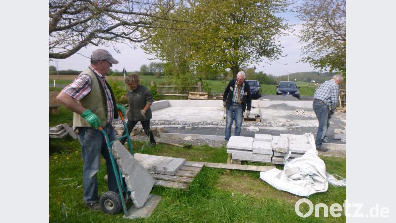 Die Helfer Karl Betz, Meta Betke, Josef Schaller und Heinz Maciejewski (von links) haben es ermöglicht, dass die Info-Hütte bis zum Hollerküchelfest am 2. Juni fertig werden kann. Bild: exb