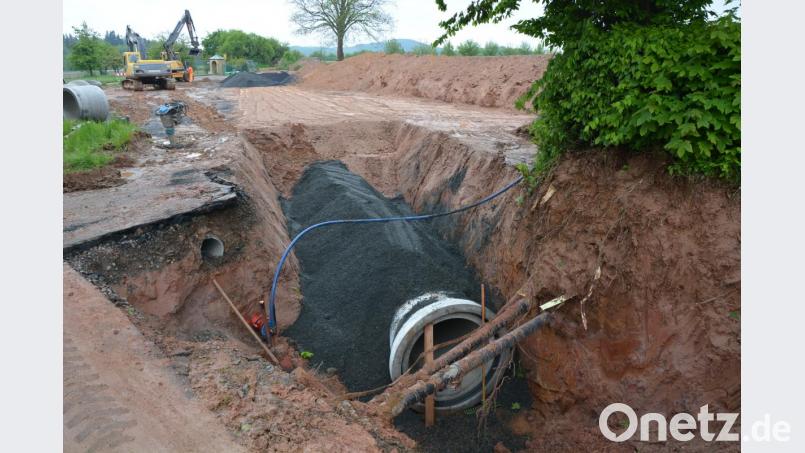 Viel Geld investiert der Markt Konnersreuth in einen verbesserten Schutz gegen Hochwasser im Bereich Konnersreuth West. Vom Regenrückhalteraum bis zum Klosterweg wurde jetzt verrohrt (unser Bild). Entlang des Klosterwegs soll ein rund 800 Meter langer Abfanggraben entstehen, der jetzt gebaut wird. Bild: jr