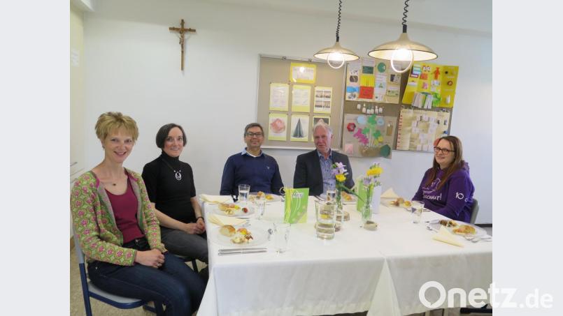 Die beiden Fachlehrerinnen Kathrin Kohl und Birgit Plößner (von links) hatten die Lehrkräfte Hermann Daubenmerkl (Dritter von rechts), Stefanie Hanauer (rechts) und Elmar Högl, den Vorsitzenden des Fördervereins (Zweiter von rechts) zum Prüfungsessen in die Schulküche eingeladen. Bild: jzk