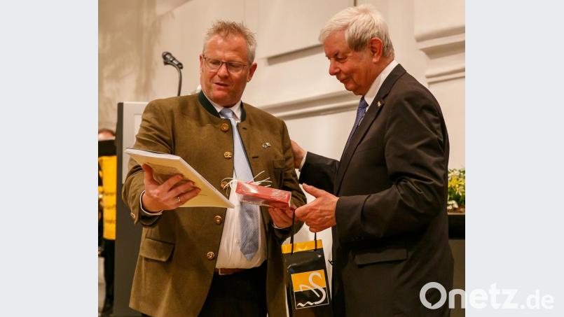 Oberbürgermeister Andreas Feller (links) entließ Prof. Udo Steiner nicht ohne ein „süßes Geschenk“ aus der Kreisstadt. Bild: sus