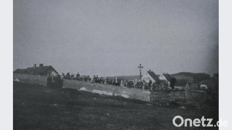 Der Pappenberger Friedhof im Jahr 1937, das Kreuz ziert heute den Friedhof in Wolfskofen. Bild: exb
