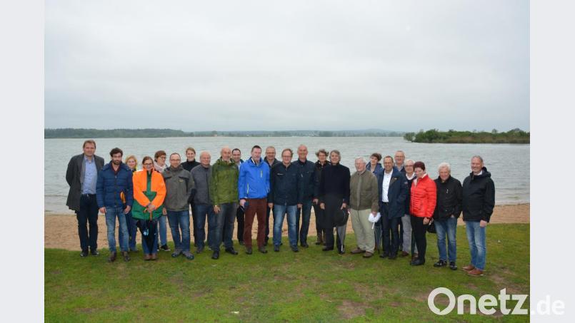 Wasserqualität und Algen waren die großen Themen bei einer Zusammenkunft jeder Menge Offizieller. Mit dabei war auch Regierungspräsident Axel Bartelt (Neunter von rechts). Bild: exb