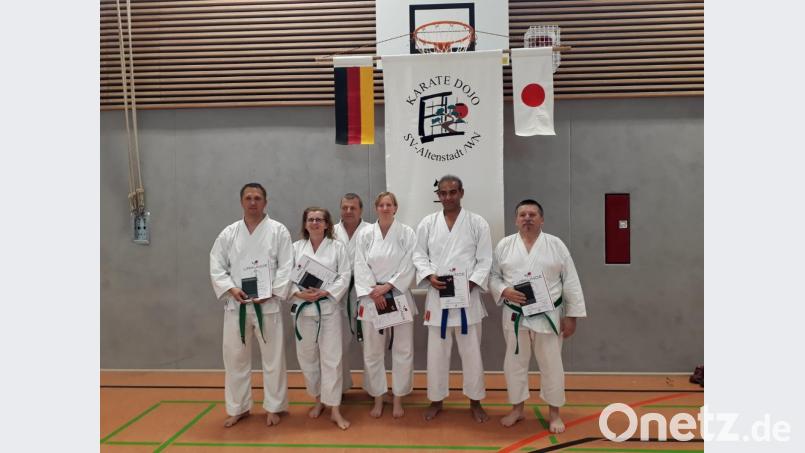 Die erfolgreichen Prüfungsteilnehmer des Dojos Altenstadt (von links): Markus Schieder, Christine Koller, Johann Urbanek, Katrin Schmidt, Kemal Koupaoglou, (Trainer Dieter Baller), Johann Stilp. Bild: adj
