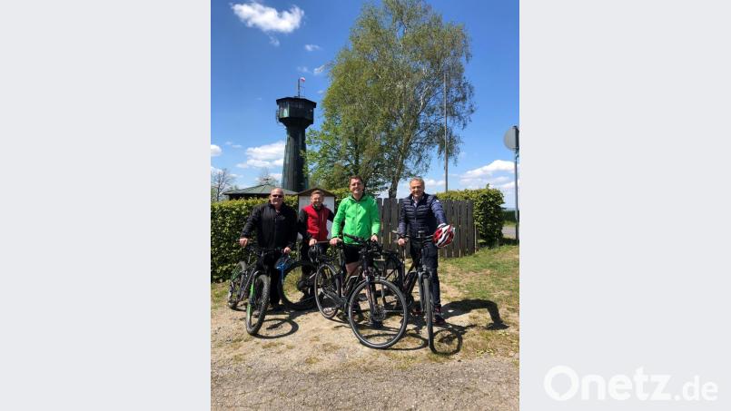 Das Bild zeigt von links: Bürgermeister Klaus Meyer, Landtagsabgeordneten Tobias Reiß, Europakandidat Christian Doleschal und Landratskandidat und Bürgermeister Roland Grillmeier vor dem Grenzlandturm. „Das Zusammenwachsen Europas ist gerade für unsere Heimat von enormer Bedeutung“, so Doleschal. Bild: exb