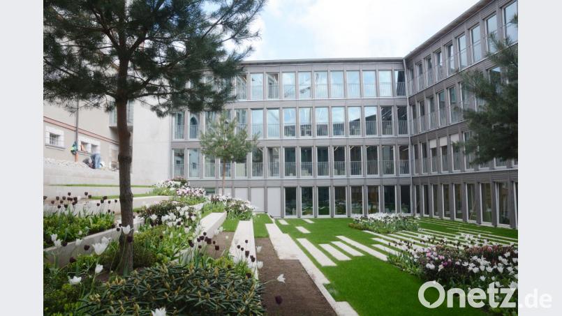 Der Innenhof vor dem neue Dienstgebäude des Landratsamts Neustadt. Bild: Gabi Schönberger