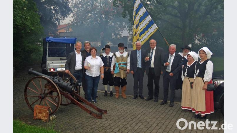 Das „Fähnlein von der Weyden“ begleitet die 70-Jahr-Feier zu Ehren des Stadtverbands für Leibesübungen, zu der Präsident Reinhard Meier (Sechster von rechts) und Vizepräsidentin Andrea Glaubitz (Dritte von links) geladen haben. Bild: Dobmeier