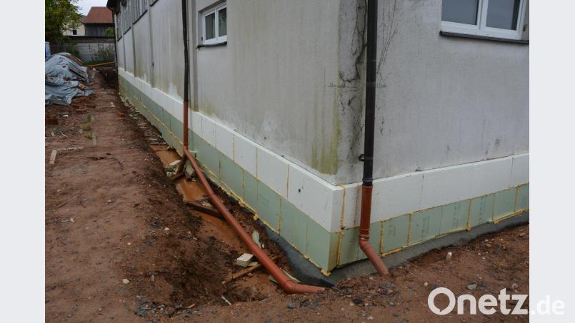 Im Außenbereich wird die Schulturnhalle trockengelegt und wärmegedämmt. Im Sockelbereich wurde damit schon begonnen. Bild: jr